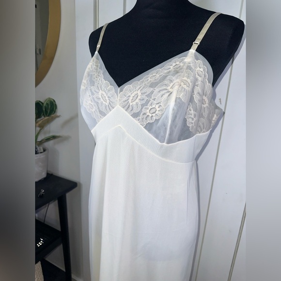 VINTAGE Vanity Fair Ivory Lace Full Slip Dress - Picture 4 of 9